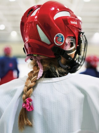 Хоккеистки носят под шлемом и пучки и зачесы. Но чаще  удобные хвосты и косы.