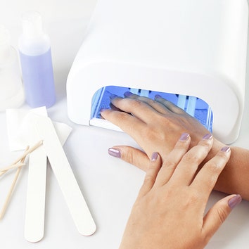 Лампы для сушки ногтей могут повышать риск возникновения рака кожи