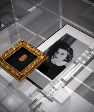 Источником вдохновения для Шанель была Екатерина Медичи  она в XVI веке привезла в Париж парфюмера который открыл в...