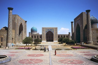 Старейшее медресе на площади Регистан  построено правителемастрономом Улугбеком в XV веке.