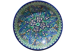 Хотя в каждом городе своя техника изготовления керамики везде продается синезеленая риштанская.