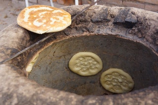 На любом узбекском рынке можно купить свежеиспеченный в тандыре хлеб.