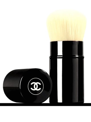 Кисточка Chanel Retractable Kabuki Brush.