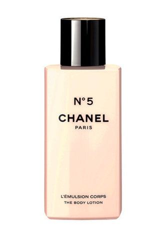 Эмульсия для тела Chanel №5 2631 рубль. Нежная текстура смягчает кожу и придает ей восхитительный чувственный аромат....