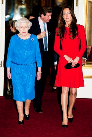 Королева Елизавета II и герцогиня Кэтрин в платье Аlexander McQueen