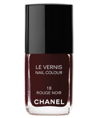 Лак Chanel Le Vernis Rouge Noir 18 . Мне нравится его глубокий оттенок.