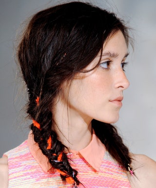 Весной 2014 года. нас ждет новый тренд заявленный во время ньюйоркской Недели моды косы с вплетенными в них цветными...