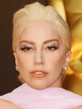 Леди Гага. Для красной дорожки Леди Гага выбрала непривычный для себя элегантный и женственный образ певица аккуратно...