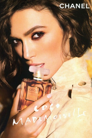 Кира Найтли. В рекламной кампании аромата Coco Mademoiselle от Chanel фото Марио Тестино 2011.