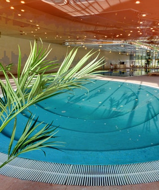 Термальная зона «Игора Spa» оборудована бассейном гидромассажными ванными а также душами Виши и Шарко.