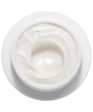 Kenzo отбеливающий крем Whitening Cocooning Cream 2930 руб. Экстракт сливы  в составе средства снижает выработку меланина.