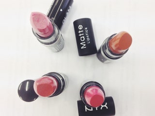 Помады Matte Lipstick и Glam Lipstick Aqua Luxe от NYX.