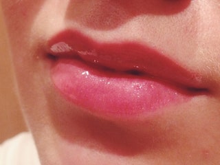 Увлажняющий блеск для губ Kiss Me Divage.