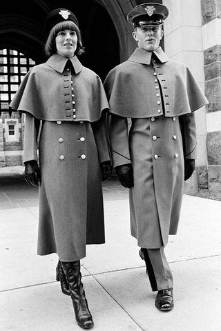 В элегантных накидках одинаково хорошо выглядят и кадеты академии УэстПойнт 1975..