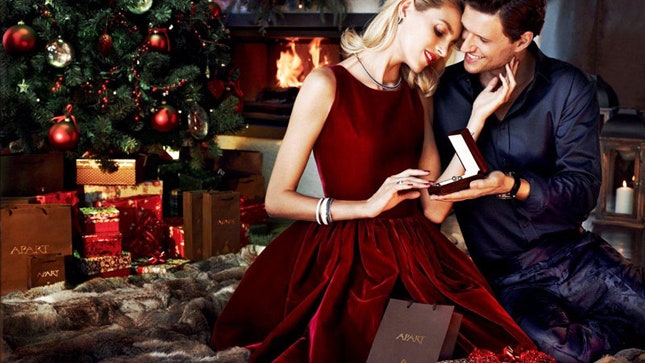 Аня Рубик с мужем в рождественской кампании Apart