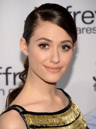 Эмми Россум на 10летии Jeffrey Fashion Cares 2 апреля 2013 года. В макияже Эмми всегда соблюдает чувство меры. Своему...