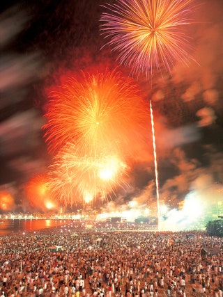 В Новый год на Копакабане собирается около двух миллионов человек