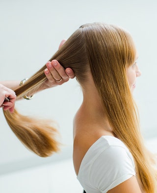 1. Сбрызните чистые влажные волосы уплотняющим спреем и высушите феном. На кончики нанесите масло. Разделите массу волос...