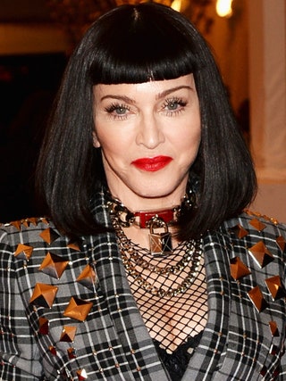 Мадонна на Балу Института костюма в честь открытия выставки PUNK Chaos to Couture 6 мая 2013 года. Черный парик с...