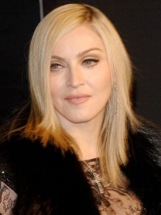 Мадонна на вечеринке Vanity Fair Oscar Party 27 февраля 2011 года. Привычный для Мадонны макияж — стрелки поверх бежевых...