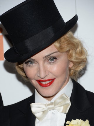 Мадонна на мероприятии Dolce  Gabbana и The Cinema Society 18 июня 2013 года. Так же как и с прическами Мадонна любит...