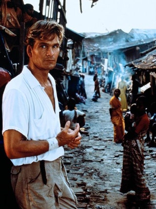 Патрик Суэйзи кадр из фильма «Город удовольствий» 1992 год. В фильме актер носит свободные рубашки с глубоким Vобразным...