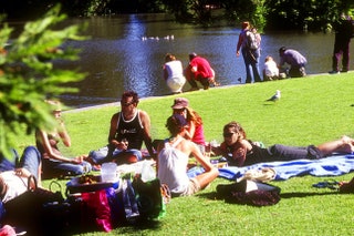 От жары мельбурнцы спасаются в многочисленных парках города
