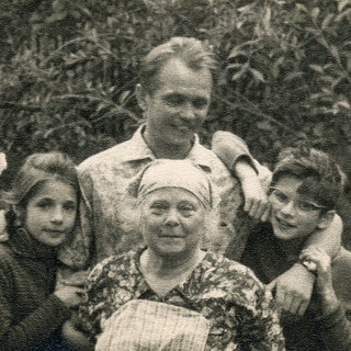 С отцом  братом и тетей на даче  в Гучково 1960е годы.