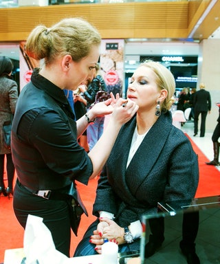 Визажист Dior делает макияж Екатерине Одинцовой.