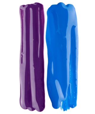 Слева — Maybelline New York Colorama 554 Lavender Lies 120 руб. Справа — Essie Avenue Maintain 500 руб.