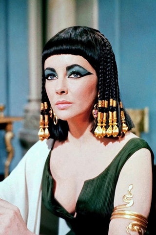 В фильме «Клеопатра» 1963 года Элизабет Тейлор носила украшения Bvlgari. А сама Клеопатра обожала аромат жасмина —...
