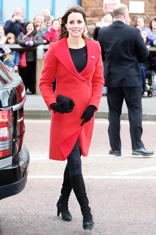 Герцогиня Кэтрин в красном пальто