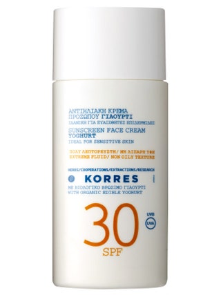 Korres солнцезащитный крем легкой текстуры Yoghurt SPF 30  1235 руб. Тестировался в Египте 32 °C. Своей нежной текстурой...