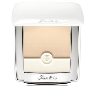 Компактный тональный крем Blanc de Perle Fond de Teint Compact из коллекции «Сияние жемчуга» Guerlain. 2400 руб.