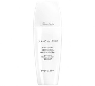 Легкий тональный флюид Blanc de Perle Fond de Teint из коллекции «Сияние жемчуга» Guerlain. 2400 руб.