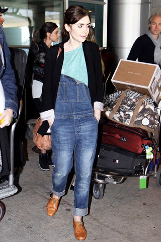Лили Коллинз в актуальном джинсовом комбинезоне в канадском аэропорту