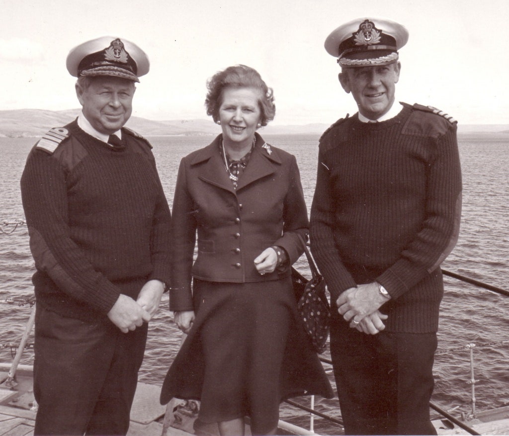Маргарет Тэтчер с капитаном и командующим флотом.