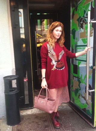 Джемпер Stella McCartney юбка Ruban ботинки Dr.Martens сумка Chanel