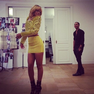 Рианна в офисе Balmain