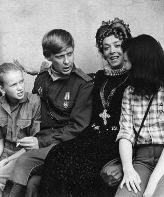 На съемках комедии «Благочестивая Марта» с мамой  1980. Анна  первая слева.