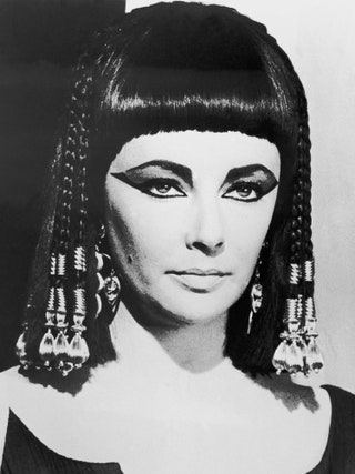 Элизабет Тейлор в роли Клеопатры кадр из фильма «Клеопатра» 1963 год.