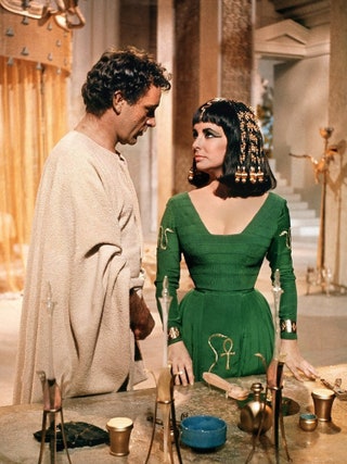 Элизабет Тейлор в роли Клеопатры кадр из фильма «Клеопатра» 1963 год.