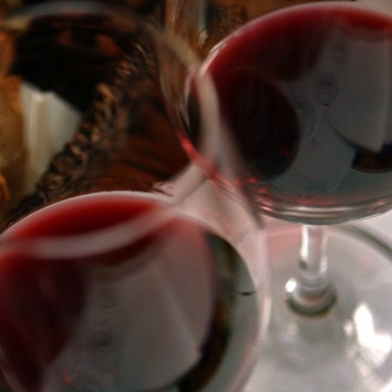 Вино может увеличить риск развития рака груди