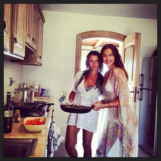 irinashayk — Ирина Шейк и ее подруга готовят