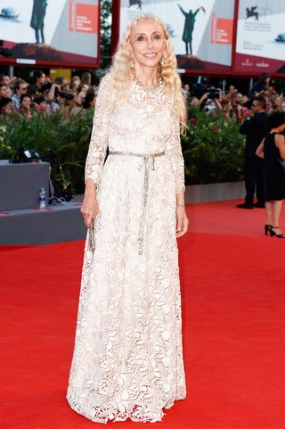 Франка Соццани выбрала нежное кружевное платье  на церемонию открытия Венецианского кинофестиваля