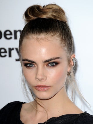 Кара Делевинь на вечеринке Serpentine Gallery Summer Party 26 июня 2012 года. Тугой пучок с несколькими выбившимися...