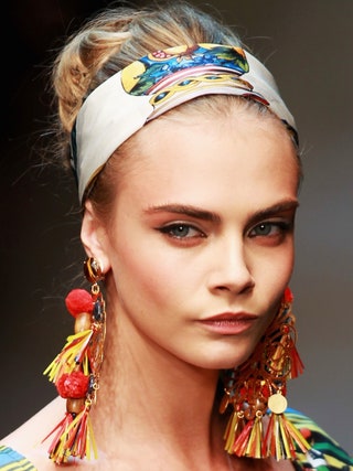 Кара Делевинь участвует в показе Dolce  Gabbana 23 сентября 2012 года. Макияж который Пэт Макграт придумала для показа...