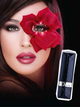 2006. В новом миллениуме Dior вдохновляется архивами. На футляре помады появляется решетка каннаж  дань плетеным стульям...