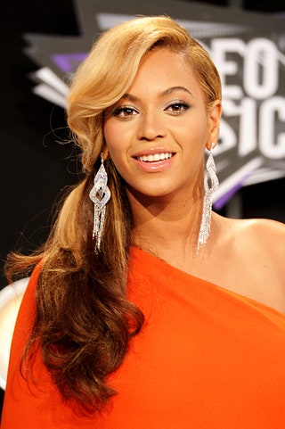Бейонсе август 2011 — На церемонии MTV Video Music Awards певица не только продемонстрировала роскошный образ но...