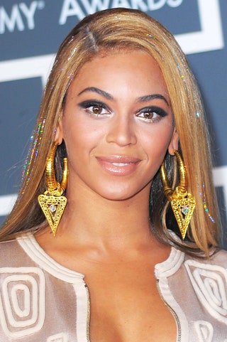 Бейонсе январь 2010 — На 52й церемонии «Грэмми» певица продемонстрировала выпрямленные волосы с вплетенными блестящими...